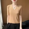 Outono 2026 Novo Tricô Gola V Manga Curta Camiseta Feminina Cor Sólida Pulôver Camada Base Manga Meia Manga Top Feminino