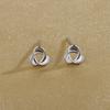 Aretes de botón de flor serpenteante para mujer, moda, diseño de nicho, huecos, trébol de tres pétalos, minimalistas, temperamento giratorio, combinan con todo, aretes para estudiante