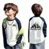 Camiseta de manga larga para niño de algodón puro con bloques de color, capa base para primavera/otoño, nuevo top raglán estampado elegante y versátil para niños