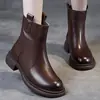 Botas finas de couro macio para mulheres, novo estilo 2026 Botas Martin com zíper traseiro, botas de cano curto, botas Martin forradas com fleece para outono e inverno, sapatos de algodão femininos