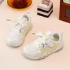 Zapatillas Deportivas Infantiles 2026 Primavera y Otoño Nuevas Malla Transpirable Zapatillas de Entrenamiento para Niñas Elegantes Modernas Zapatos Casuales para Niñas