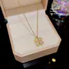 Colar da Sorte Cor de Pêssego Doce de Trevo de Quatro Folhas, Corrente de Clavícula Versátil de Moda de Luxo Leve Nicho, Pingente Elegante de Flor com Zircônia para Mulheres