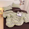 Juego de cuatro piezas de algodón lavado a rayas y color liso, estilo simple de dos tonos, suave y amigable con la piel, funda de edredón individual, adecuada para todas las estaciones, disponible para envío directo