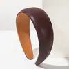 Diadema de Cuero de Ala Ancha de Color Puro Estilo Hong Kong para Otoño e Invierno de He Ming, Retro y de Gama Alta, Pequeño Accesorio para el Cabello Versátil para el Uso Diario que Resalta el Rostro