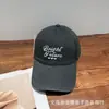 Boné de Baseball Bordado com Letra Nova Moda Estilo Coreano Chapéu de Sol Versátil Boné Casual para Viagem ao Ar Livre para Homens e Mulheres