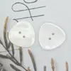 Suministro directo de fábrica botón de resina de dos ojales Triángulo Cuadrado forma de concha imitación hebilla para abrigo de mujer cortavientos abrigo de cuero en stock