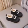 Sapatos de Pão Forrados com Fleece para Crianças 2025 Outono/Inverno Novo Estilo Design de Velcro Casual Versátil Sapatos Plataforma Sapatos de Algodão Antiderrapantes