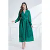 Vestido Nataliya Outono 2025 Decote V Renda Pesadamente Bordada Estilo Fluido Floral Tridimensional Cintura Marcada Saia Evasê