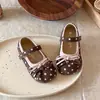 Sapatos Mary Jane estilosos para meninas com laço e bolinhas, novo modelo outono e inverno 2026, sapatos de couro versáteis para bebês com sola macia para uso ao ar livre
