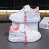 Tênis Feminino Primavera e Outono 2026 Novos Sapatos Estilosos para Crianças Maiores, Tênis Esportivo Casual de Cano Baixo com Solado Macio para Crianças