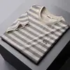 2026 Verão Novo Camiseta Masculina Listrada de Manga Curta Personalidade Jovem Elástica Casual Top Tendência Versátil Meia Manga