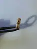 Anillo Estilo Europeo y Americano V-Gold Versión de Alta Gama con Tachuelas de Cabeza de Bala, Gruesamente Chapado en Oro Rosa de 18K, Moderno y Versátil, Venta Directa del Fabricante