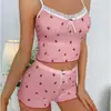 Novo Conjunto de Renda Duas Peças para Casa de Listras Grossas Estampadas para Mulheres, Shorts com Suspensório e Laço, Estampa de Morango
