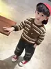 Novedad Otoño 2026 Set de Sudadera con Capucha de Manga Larga y Rayas para Niño Bolso Cruzado para Niño Pantalones Largos de Mezclilla Casual para Bebé Conjunto de Dos Piezas