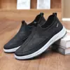 Novos Sapatos Rasos Masculinos de Primavera Confortáveis Sola Macia Antiderrapante Leves Sapatos de Tecido Velho de Pequim Sapatos para Pais de Meia-idade e Idosos
