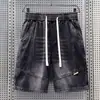 Shorts jeans retro americano com múltiplos bolsos para homens, calça de verão de cordão solta de perna larga de comprimento médio, shorts retos de cinco pontos estilo ins