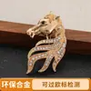 Broche de Aleación Ecológica de Caballo Estilo Vintage Desgastado Nuevo Broche de Estrás de Gama Alta Cabeza de Caballo Broche de Ropa de Personalidad de Nicho