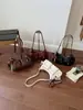 Nova bolsa de ombro estilo workwear retrô 2026 para mulheres, grande capacidade, múltiplos bolsos, couro macio, design de urso, bolsa transversal