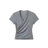 Blusa Cinza com Gola V Cruzada de Manga Curta para Mulheres 2026 Verão Novo Design Sense Ombro Reto Slim Fit Cintura Estreita Marcada Camiseta Tendência