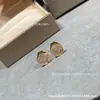 Colar de Moeda de Cobre Redonda V Gold Boge Moeda de Cobre Moeda Cheia de Diamante Concha Branca Escultura Fina CNC Colar de Temperamento para Mulheres Fabricante Atacado