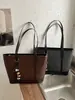 Bolsa feminina grande de capacidade, estilo retrô simples, novo modelo para o início do outono de 2026, bolsa de ombro estilosa e texturizada, bolsa tote de trabalho moderna e chique