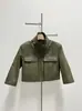 Chaqueta de trabajo de diseño exclusivo con cuello alto recubierto de aceite y cera, bolsillos de parche y mangas de tres cuartos