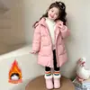 Casaco Longo de Penas para Meninas Inverno 2026 Novo Tendência Chique com Capuz Leve Casaco de Bebê Estilo Outono/Inverno