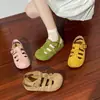 Sandálias Fechadas Tecidas com Sola Grossa Aumentadoras de Altura Interna para Mulheres, Adequadas para Uso ao Ar Livre, Novos Sapatos Romanos Vazados Respiráveis Primavera/Verão 2026