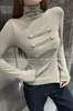 Camiseta de punto negra de manga larga ajustada para mujer, estilo retro americano, moderna, de cuello alto, con botones, colección de otoño 2026