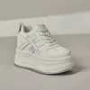 Tênis brancos da moda para mulheres, nova coleção outono/inverno 2026, sapatos com plataforma de 8cm que aumentam a altura, leves e casuais