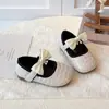 Zapatos de Cuero con Lazo para Niñas 2026 Nuevo Estilo Primavera y Otoño Moda para Niñas Suela Suave Estilo Princesa Mocasines sin Cordones