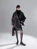 Chaqueta de cuero estilo retro francés, relajada, con cuello de traje, hombros caídos y un diseño holgado de longitud media, creando un look fresco y elegante.