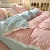 Nuevo juego de cama de cuatro piezas clase A hecho de algodón puro con encaje texturizado, incluyendo funda de edredón, sábana bajera y funda de almohada, adecuado para dormitorios de estudiantes, juego de tres piezas
