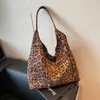 Bolsa Tote Retro Estampada de Leopardo para Mulheres Outono e Inverno 2026 Novo Estilo Coreano Casual Versátil Roupa de Trabalho Bolsa de Ombro de Grande Capacidade