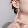 Moda Europea y Americana Estilo Metálico de Alta Gama Pendientes Personalizados Diseño Retro Geométrico de Concha Pendientes Elegantes Versátiles para Mujer