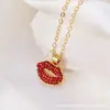 Colar com Pingente de Lábio Vermelho Cdd Fashion com Design Totalmente em Diamante, Corrente de Clavícula Sexy Personalizada, Estilo Luxuoso e Simples, Direto da Fábrica de Origem