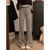 Toma real del nuevo estilo de principios de otoño de 2026, diseño de cintura elástica, ligeramente acampanados, pantalones casuales fluidos, pantalones de traje adelgazantes para mujer