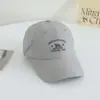 Boné de Baseball Versátil Estilo Coreano Bordado com Letra Aba Curta para Mulheres Primavera e Verão Nova Moda Casual Proteção Solar Bico de Pato