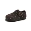 Zapatos Birkenstock de niña con lunares, nueva colección otoño/invierno 2026, zapatos infantiles de suela blanda con cierres de velcro, zapatos pequeños de cuero retro y versátiles para niños mayores