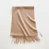 Bufanda de lana de color liso nueva para mujer, perfecta para otoño e invierno, con un diseño retro estilo coreano, chal versátil con flecos, disponible en varios colores y en stock