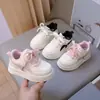 Zapatillas blancas para niños, nuevo modelo otoño 2026, zapatillas de entrenamiento casuales con bloques de color, estilo coreano, zapatillas deportivas con velcro para niños y niñas