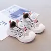 Zapatos deportivos para niños 2025 otoño versátiles moda transpirables zapatillas para correr estudiante suela blanda hebilla giratoria antideslizantes zapatos casuales