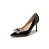 Sapatos femininos elegantes 9169B-230 em couro envernizado com fivela quadrada de strass e bico fino