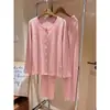 Pijama largo de terciopelo rosa dulce para mujer, nuevo estilo otoño e invierno 2026, conjunto suave y cálido para el hogar adecuado para usar en exteriores