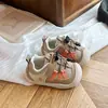Tênis Esportivo Infantil 2026 Outono Sapatinhos de Bebê com Solado Macio Calçados para Caminhada Sapatos Individuais para Meninos Sapatos para Meninas Sapatos Casuais Anticolisão