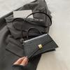 Bolso de mujer nuevo de otoño e invierno 2025, estilo vintage, con cierre bajo el brazo, sencillo, portátil, bandolera de hombro, moderno, pequeño, cuadrado.