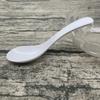 Colher de melamina com cabo curvo e gancho, colher de porcelana com cabo longo, antiderrapante, para uso em hotéis e restaurantes, ideal para sopas e ramen.