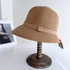 Chapéu de Pescador com Fita Colorblock Francês para Mulheres Verão Proteção Solar Chapéu de Palha Pingente de Metal Grande na Frente Pequeno Atrás Chapéu Bucket Chapéu de Sol