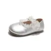 Zapatos de princesa, zapatos para niñas, nueva colección primavera/otoño 2026, zapatos de actuación estilo ballet para niñas pequeñas, zapatos pequeños versátiles de piel, zapatos sencillos para niños pequeños