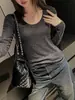 Camiseta feminina simples de manga comprida estilo coreano de fábrica, novo modelo 2026, ombro normal, top básico de linho com gola U para usar como peça externa